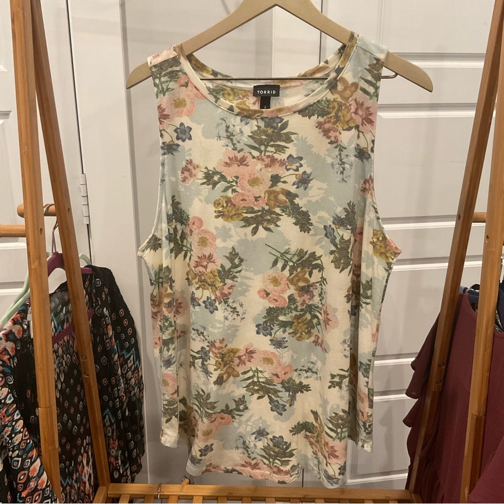 NWOT torrid cream floral sleeveless tank top. Size 2X